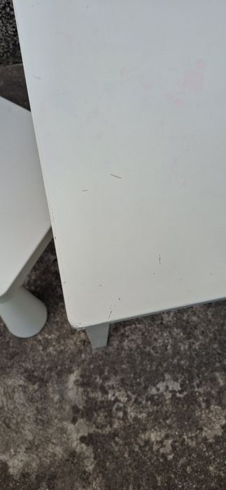 Krzesełka Mammut ikea, stolik drewniny