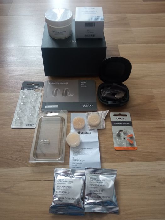 Aparat słuchowy z cienkim dźwiękowodem Oticon BTE PP plus akcesoria
