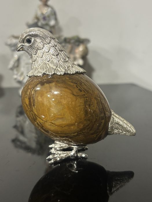 Codorniz em pedra e prara