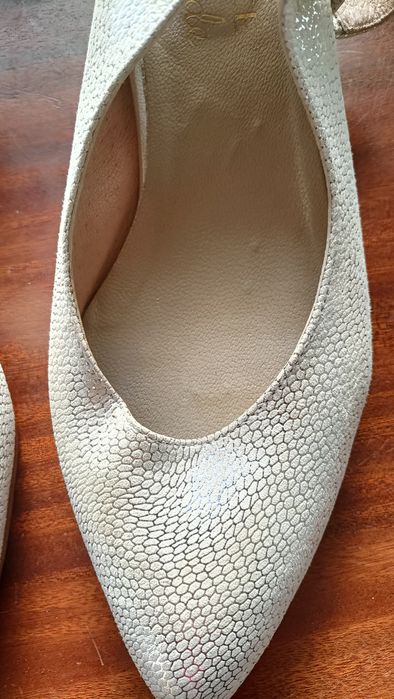 Sapatos em pele novos