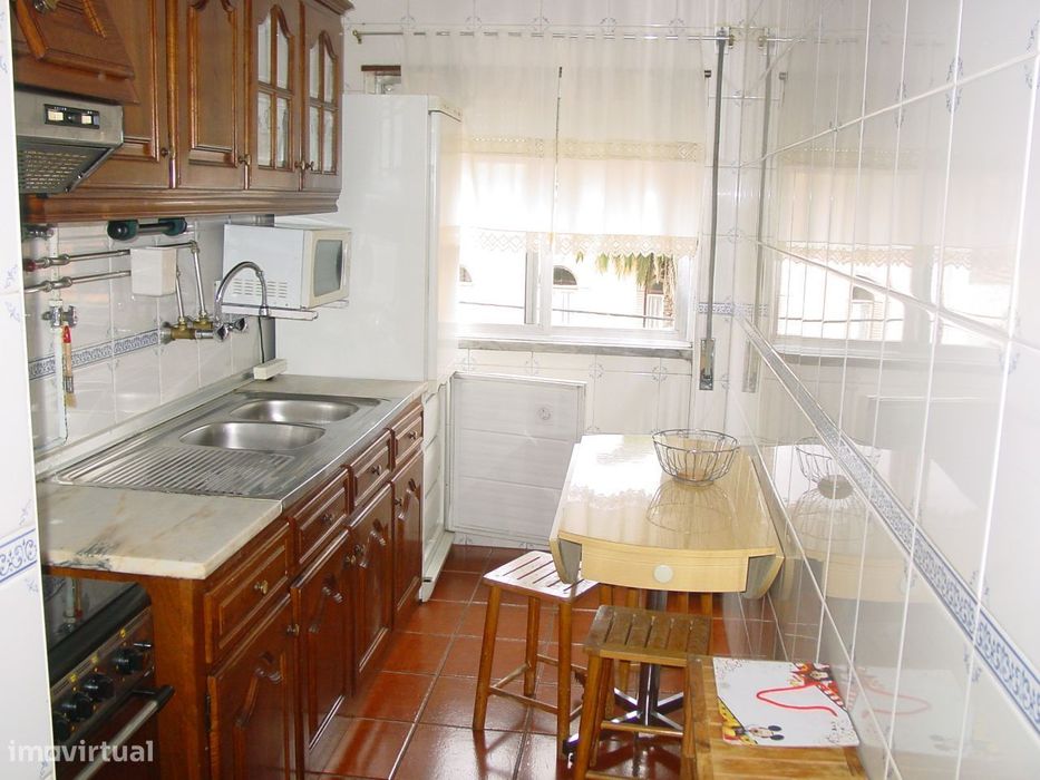 Arrenda-se T2 equipado e parcialmente mobilado na Rua do Brasil