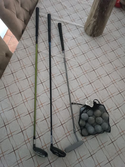 Taco de golfe e um saco de bolas de golfe