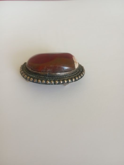 Broszka PRL z kamieniem naturalnym