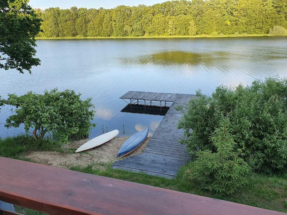 Domek nad jeziorem  z linią brzegowa . Trojmiasto