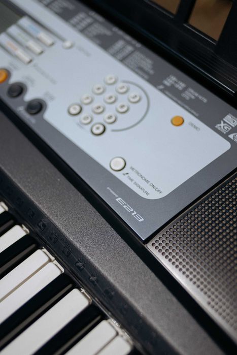 Teclado Yamaha PSR-E213 + Suporte