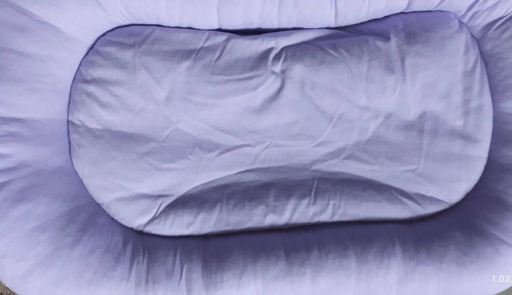 Legowisko dla małego czworonoga wzór białej koronki na lila