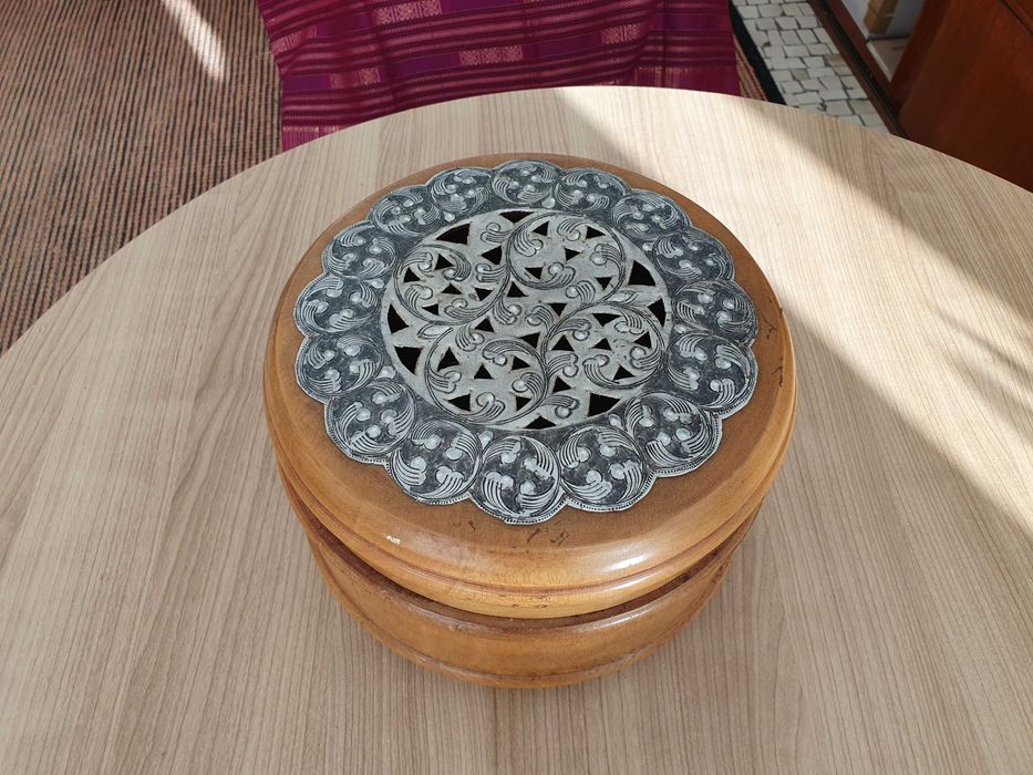 Caixa de Madeira com arabescos  23cm diâmetro/ 16cm de altura