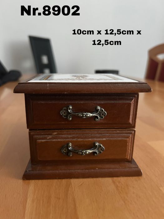 Drewniana szkatułka na biżuterię nr.8902