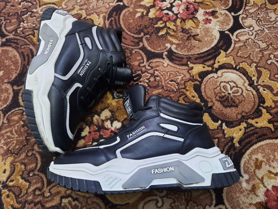 Жіноче стильне та тепле взуття