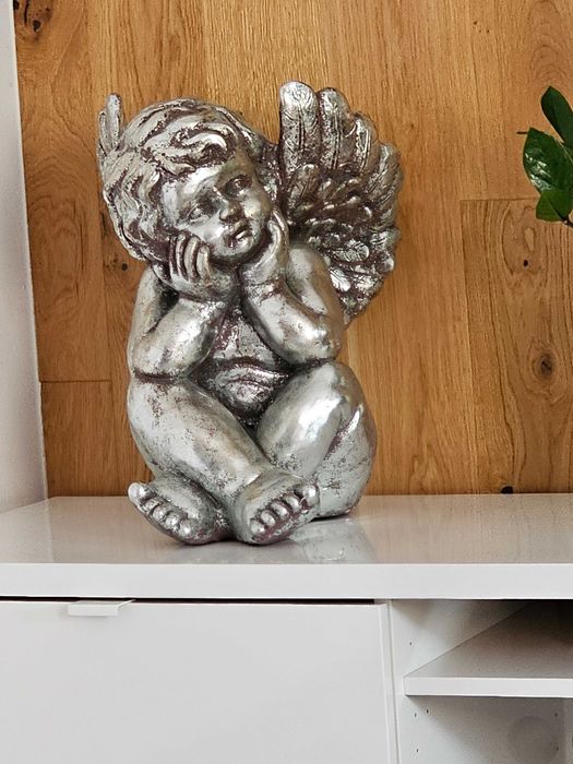 Srebrny aniołek siedzący