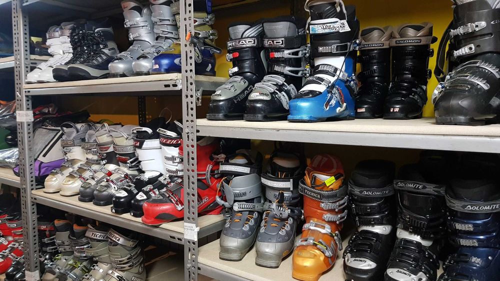 Narty biegowe i zjazdowe, buty narciarskie, kaski