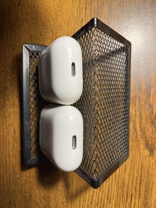 Бокс наушников  Air Pods ( model A 1602) за все.