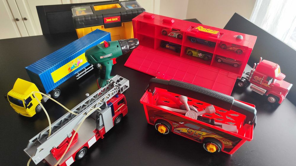 Lote de Brinquedos com Camião Faísca Mcqueen, ferramentas e outros