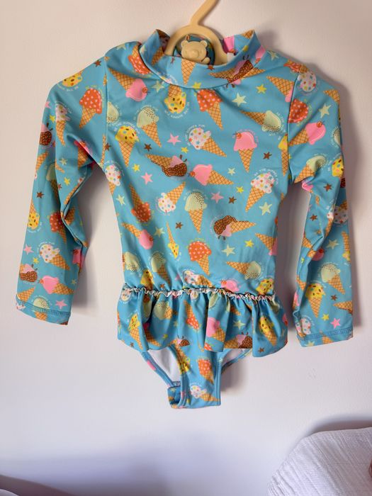 Conjunto de dois fatos de banho para gémeos, com estampados divertidos.