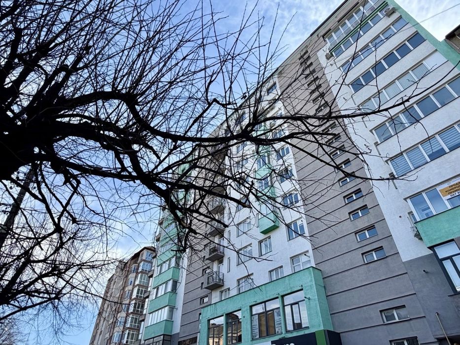 Видова трикімнатна квартира з терасою в самому центрі міста!