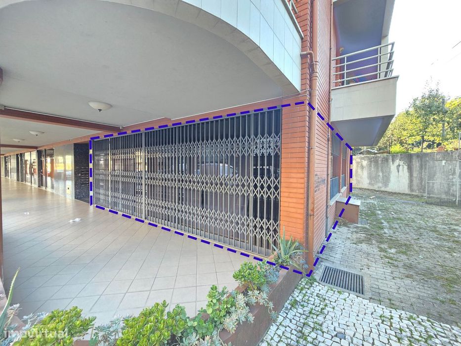 Loja com 109m2 e 3 frentes no centro de Vila Verde