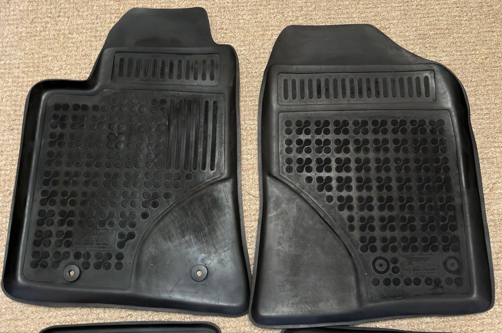 Гумові коври Toyota Avensis (T-25) 2004 рік