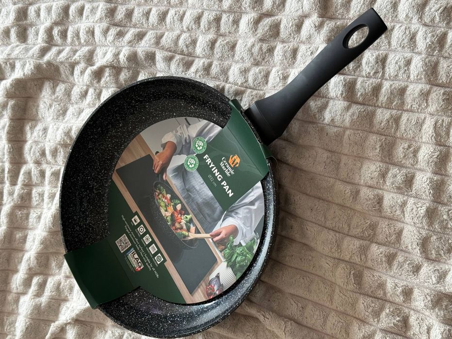 Nową patelnię o średnicy 32 cm