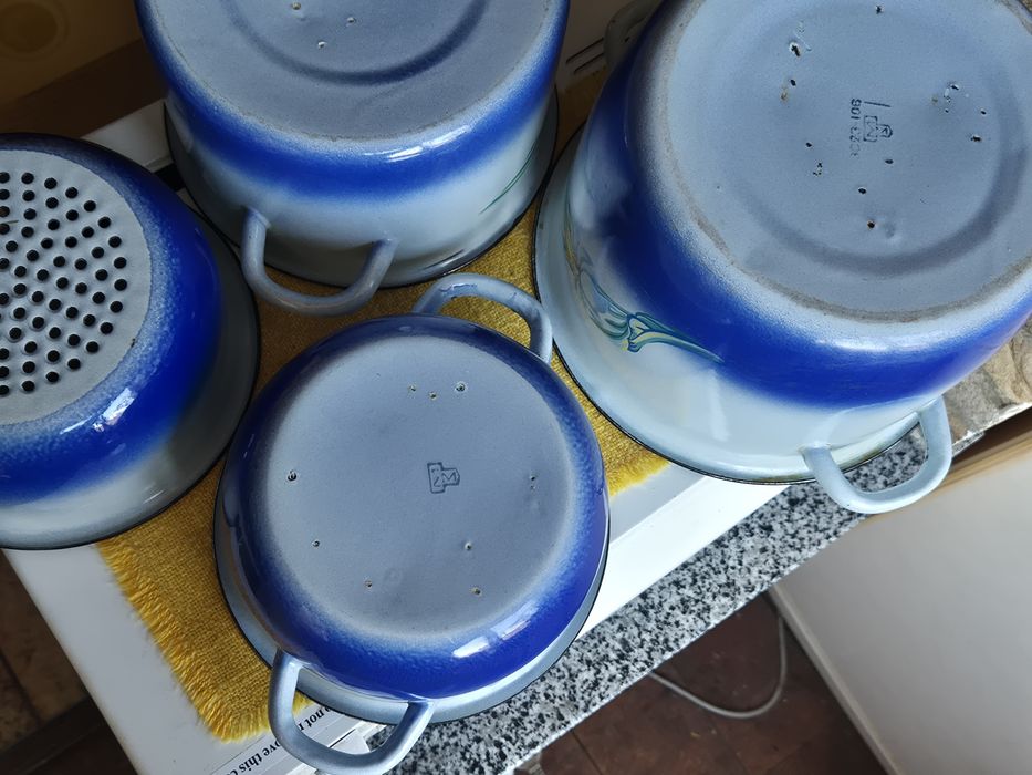 Набір емальованих кастрюль.