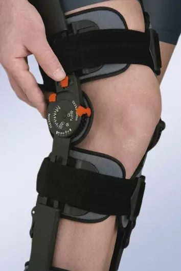 Stabilizator stawu kolanowego z regulacją kąta zgięcia i wyprostu