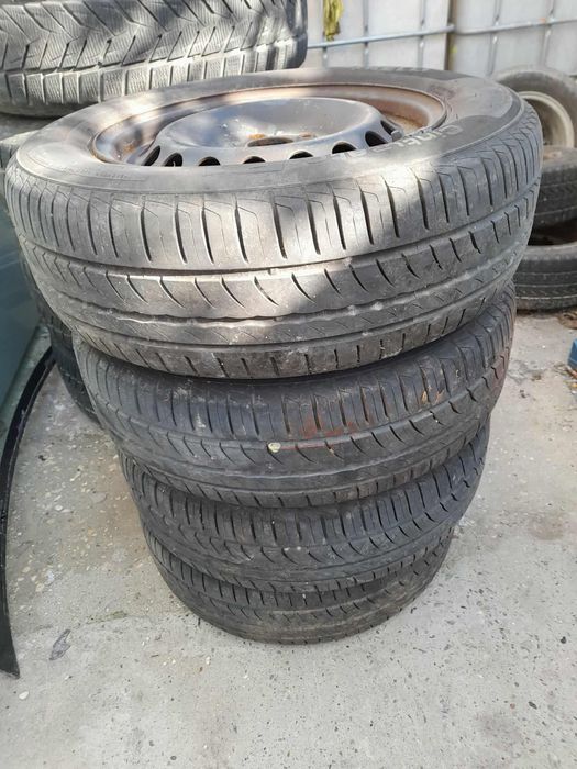 Sprzedam koła z oponami zimowymi i komplet kół z oponami letnimi.