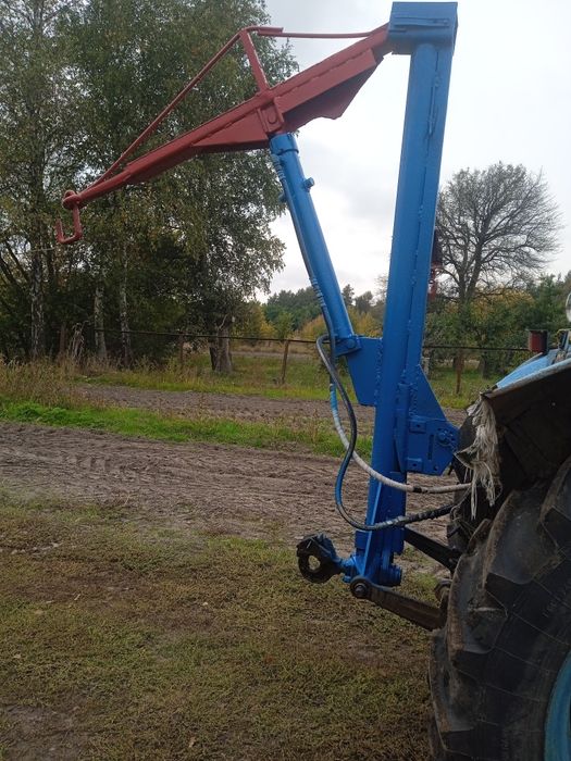 Навантажувач на задню навіску.