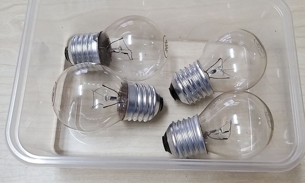 4 lâmpadas normais.