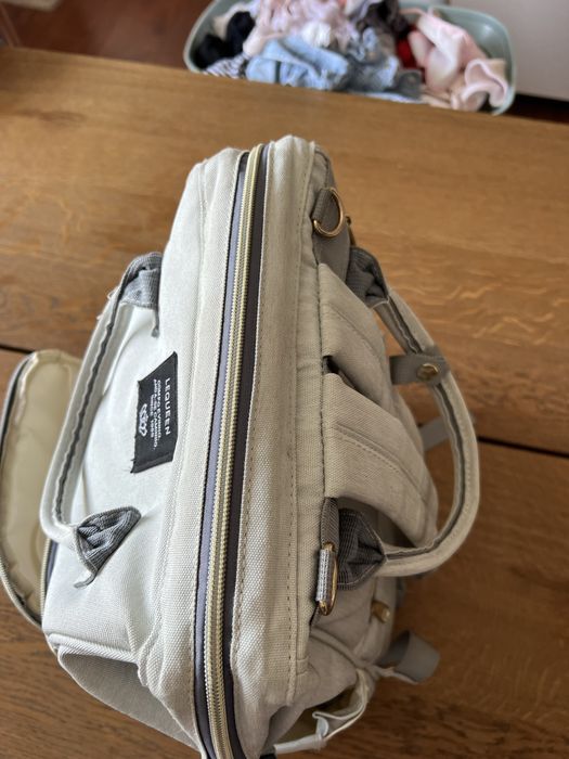 Mochila de maternidade cinza