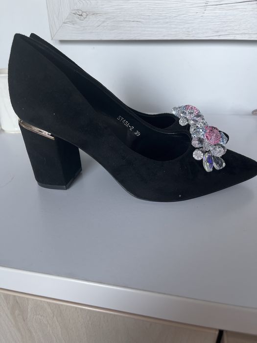 Buty, czólenka na slupku