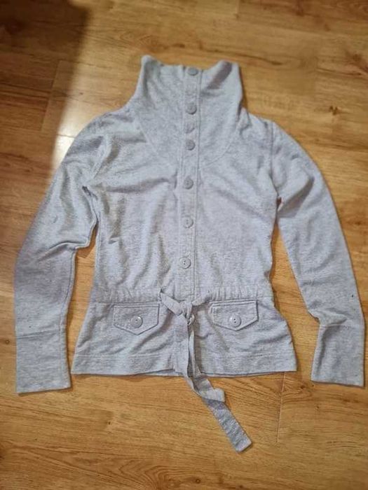 Bluza/kurtka zapinana na guziki podkreślająca talię.