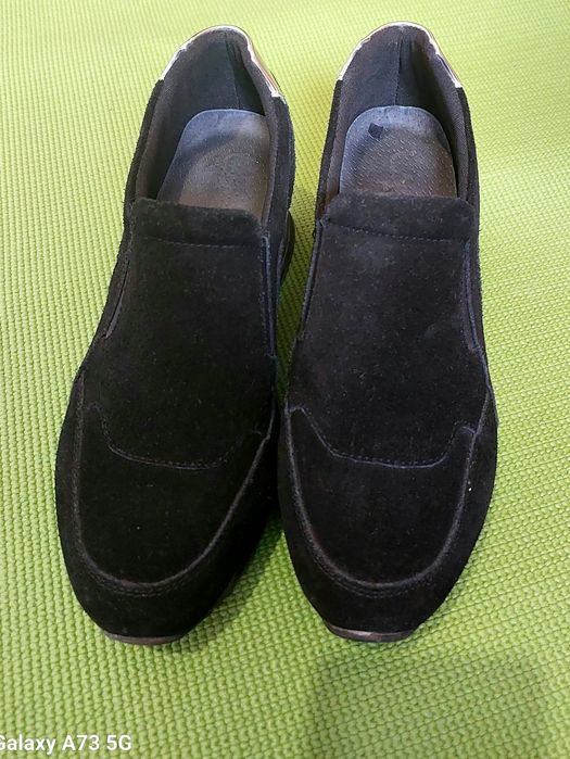 Жіноче спортивне взуття