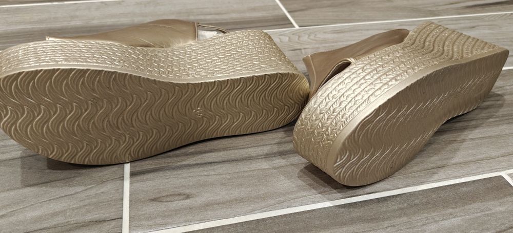 Продам золоті босоніжки (золотые босоножки)