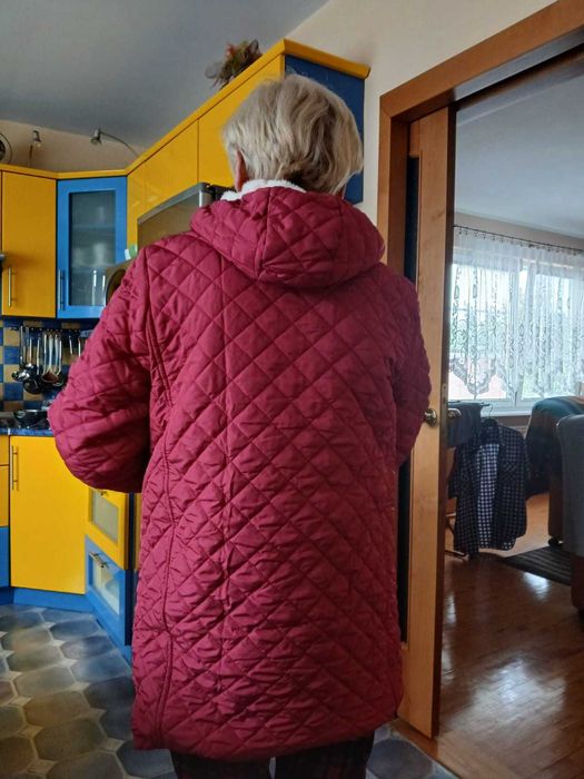 Bordowy płaszcz z diamentowym pikowaniem i kapturem.