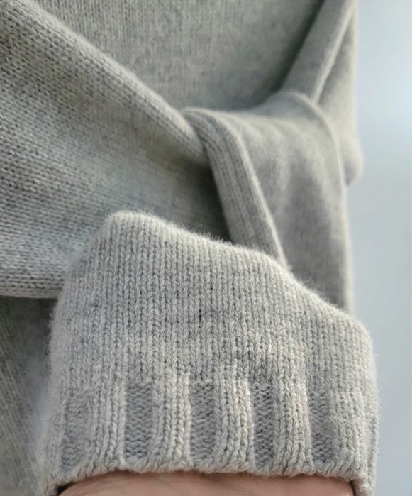 Sweter wełna i angora z pięknymi guziczkami na plecach