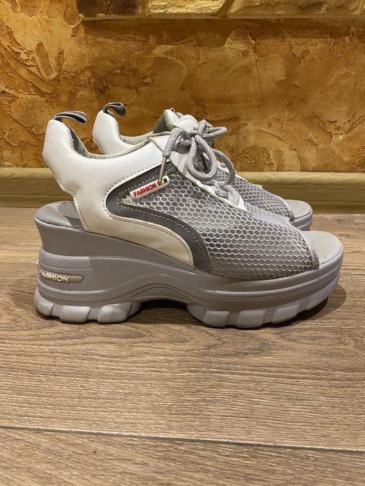 Легке та зручне взуття на підвищенні