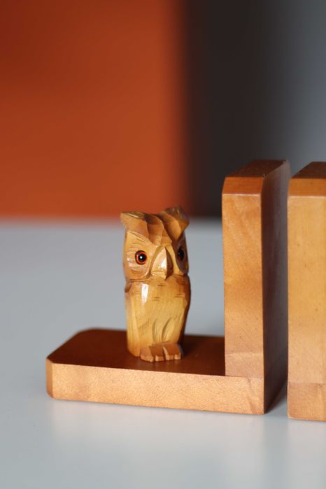 Drewniane podpórki do książek sowy