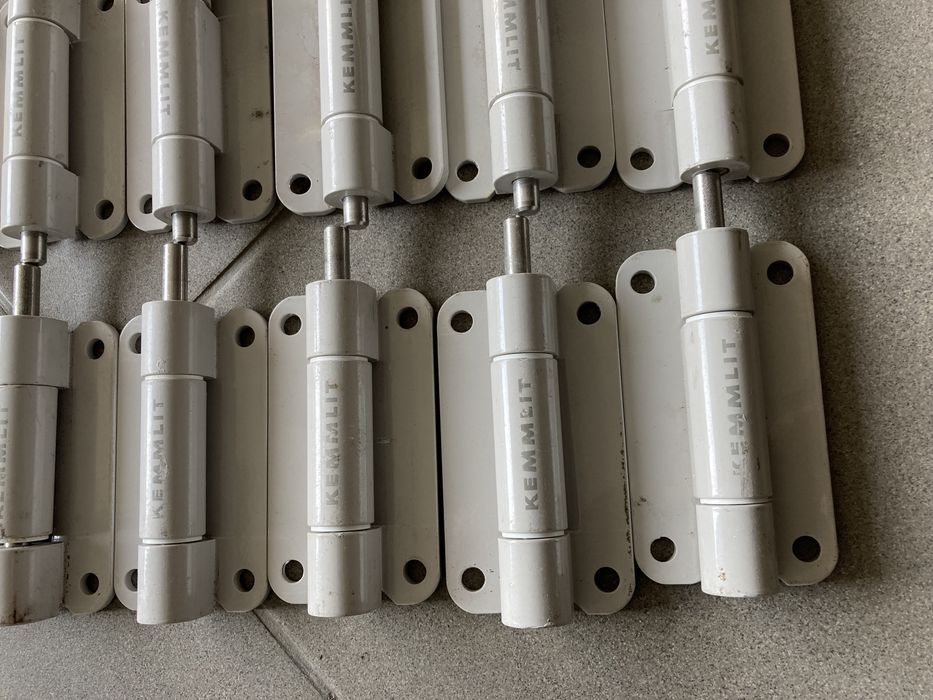 Zawias do płyt HPL i meblowych KEMMLIT