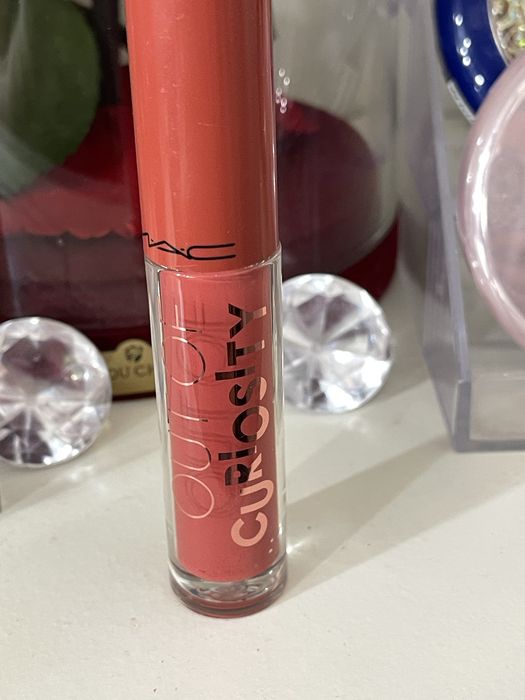Mac cosmetics błyszczyk out of curious