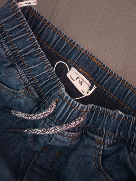 Spodnie jeansowe joggery ocieplane na polarku r.140 c&a