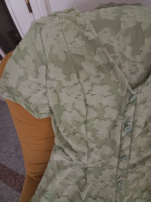 Vestudo midi ,verde claro, tecido " lavrado" não  amarrota M/L..Impecável