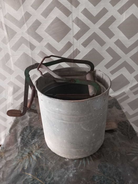 Balde espremedor de esfregona, Rodex,  1950, feito de metal galvanizado.