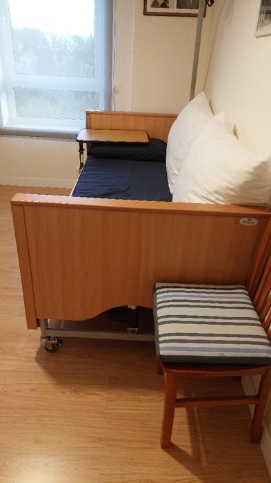 Cama articulada hospitalar eletrica nova.