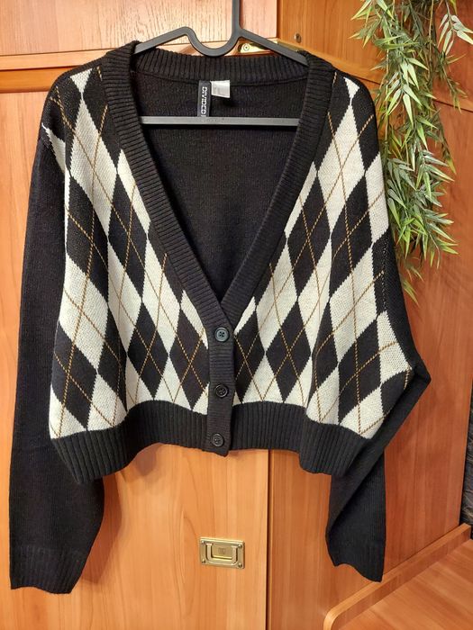 Krótki sweterek w romby marki H&M