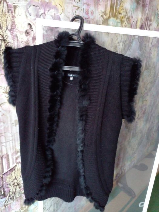Вязанная жилетка с меховой отделкой