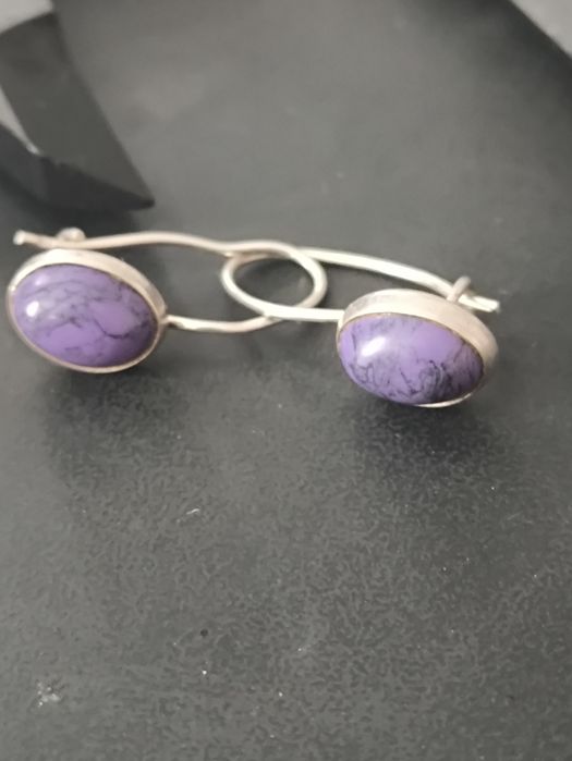 Stare srebrne kolczyki z fioletowym oczkiem. Vintage