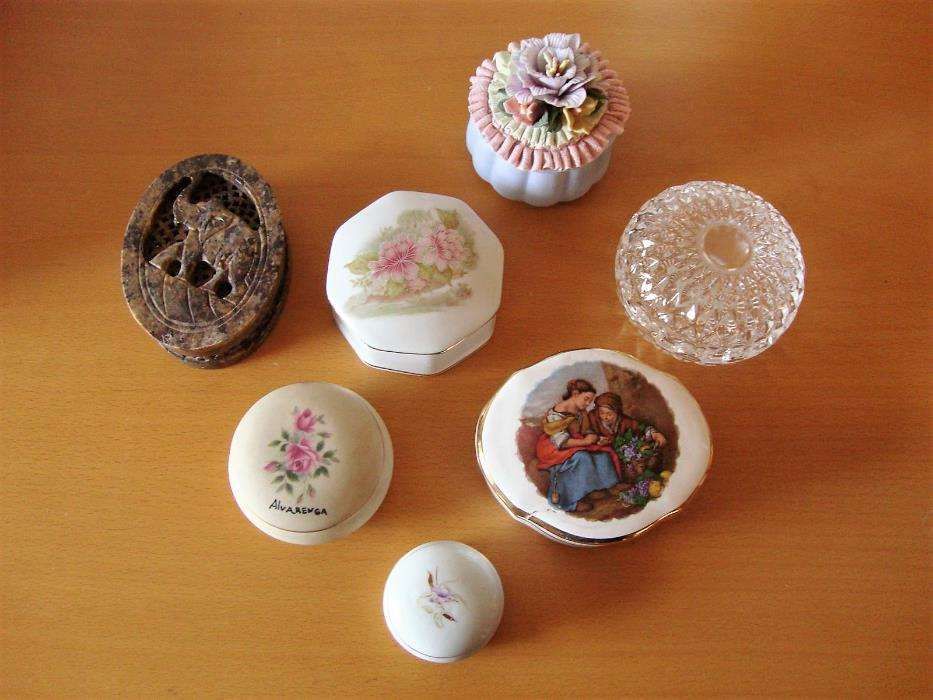 Sete guarda-joias em mármore, cristal, Limoges, etc