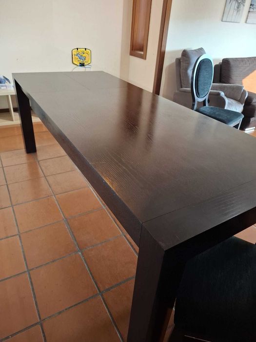 Mesa de madeira extensível.