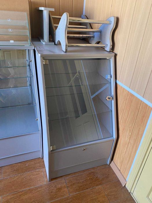 Меблі для вітрини в магазин та офіс в гарному стані