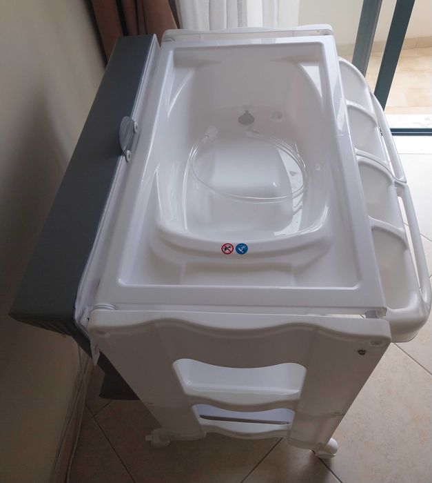 Muda-fraldas com banheira da bebeconfort semi-novo