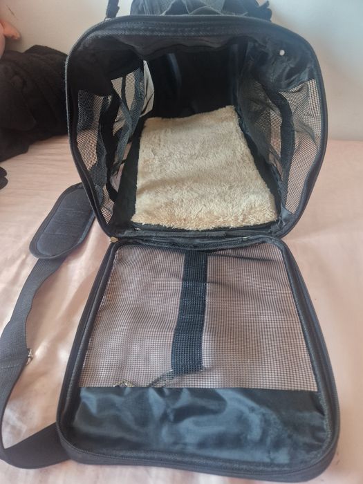Bolsa para transporte para cães ou gatos com padrão para voo internacional, tem duas aberturas, bem confortável para seu pet.